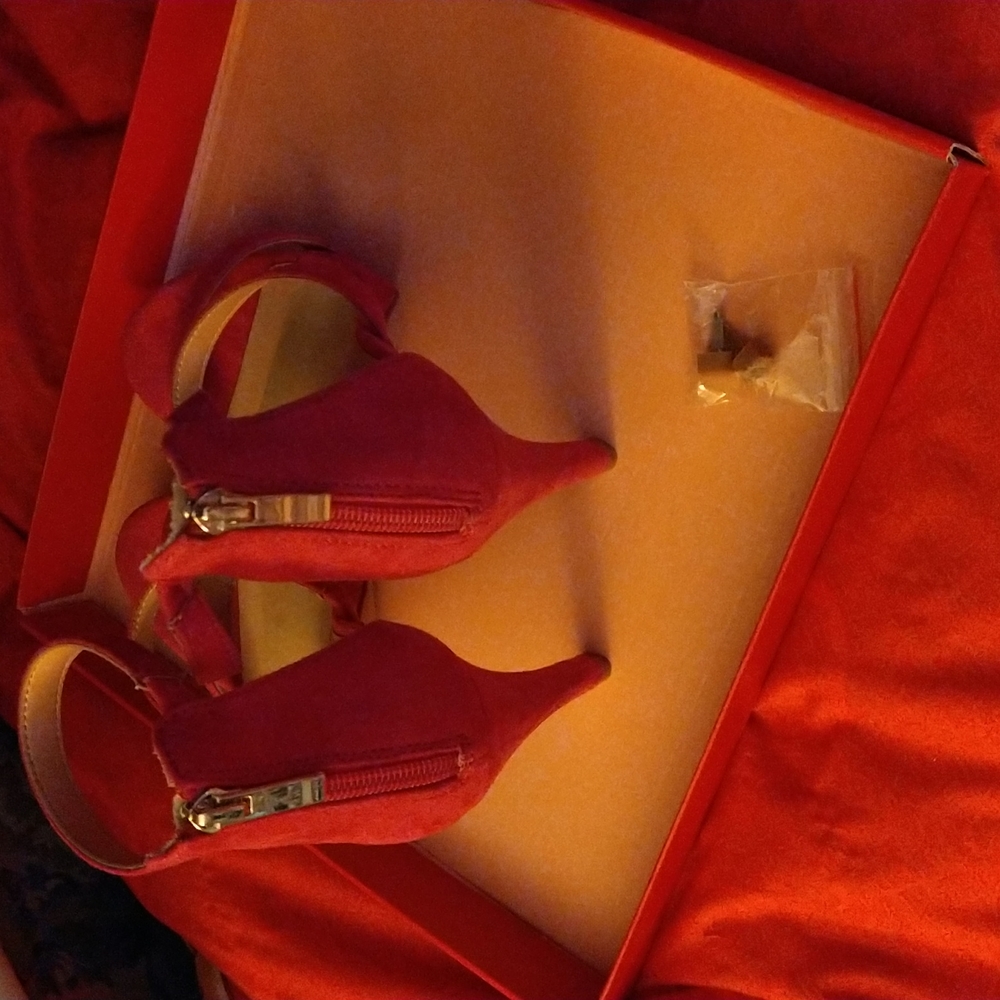 Fuchsia platform sandal; NEVER WORN